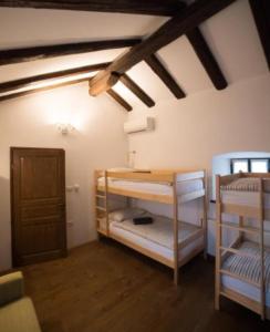 迪瓦查Hostel Škrla的一间客房内配有两张双层床的房间