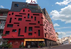 吉隆坡Maison Boutique Theme Hotel Kuala Lumpur by Swing & Pillows的一座红色的建筑,上面有标志