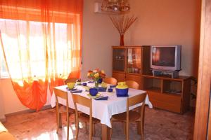 皮亚扎-阿尔梅里纳Bed and Breakfast Luna Chiara的客厅配有桌子和电视