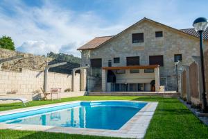 PortasWelcome Villa Briallos的庭院中带游泳池的房子