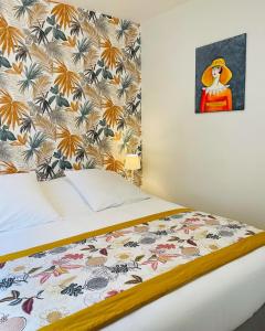 拉马卢莱班Hotel De Ma Tante的一间卧室配有一张带花卉壁纸的床