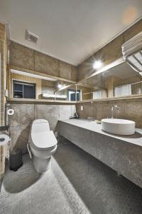 西归浦市Lareem Boutique Hotel的浴室配有卫生间、盥洗盆和浴缸。
