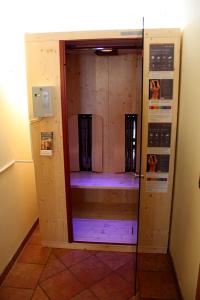 沃尔夫斯堡Gasthof-Pension Ölberger的小房间,设有通往浴室的玻璃门