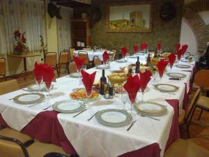 Arcos de Jalón阿克亚龙旅馆的长桌,上面有红餐巾和酒杯