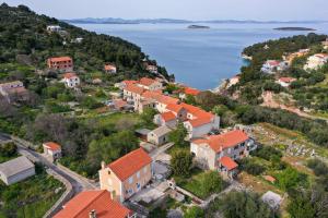 萨利Villa Kana - Mediterranean holiday home的享有小山上村庄的空中景色
