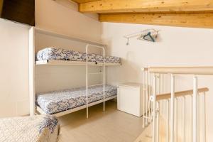 基奥贾La Bella Vita - La Casetta的一间带两张双层床的卧室和楼梯