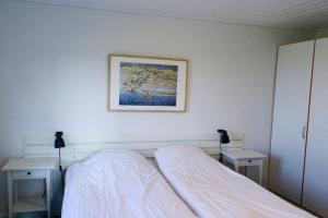 凯特明讷Feriehus Syd på Rødkærgård的卧室配有一张床,墙上挂着一幅画