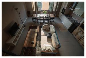 利沃诺LOFT CIANOSI - Appartamento nel cuore di Livorno的客厅配有沙发和桌子