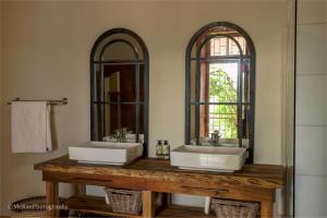 莫里维尔米尔奇雷恩农家乐的浴室设有2个水槽和镜子