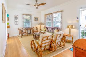 檀香山Garden Cottage Unit A的客厅配有椅子和桌子