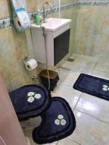 维拉维尔哈Mini Casa independente no bairro Praia das Gaivotas的浴室设有水槽,地板上铺有2块地毯。