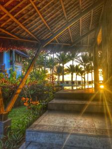 卢纳将军城赛尔高岛维拉斯酒店的从棕榈树房子的门廊上欣赏美景