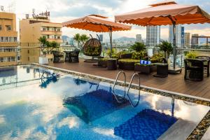 岘港Nagila Boutique Hotel的建筑物屋顶上的游泳池