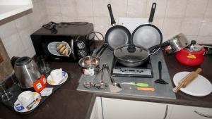 古尔冈Hotel - Damas的厨房柜台配有炉灶和微波炉