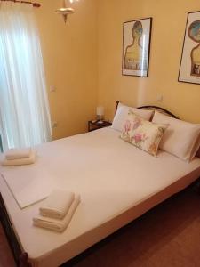 卡拉米锡Alexandra's Apartment的卧室配有一张大白色床和窗户