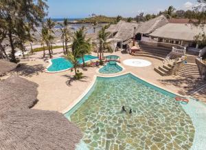 瓦塔穆莉莉帕尔姆度假酒店的享有度假村游泳池的顶部景致