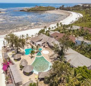 瓦塔穆莉莉帕尔姆度假酒店的享有带游泳池和海滩的度假村的空中景致