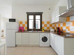 阿雷西费Mahostly Apartamento Comillas SC的厨房配有洗衣机和洗碗机。