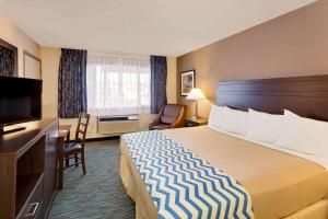 阿伯丁阿伯丁酒店的酒店客房设有一张大床和一台电视。