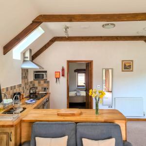 朗塞斯顿Ta Mill Cottages & Lodges - Hayloft Cottage的一间厨房,内设一张木桌