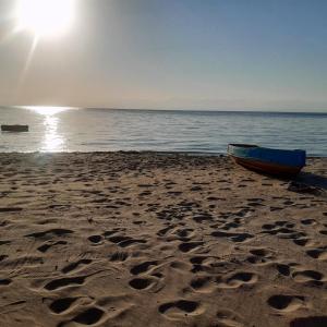 塔巴Yasmina Beach的一艘蓝色的船,坐在海边的沙滩上