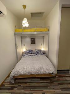 马赛Le 9ième Entracte的一间卧室配有双层床