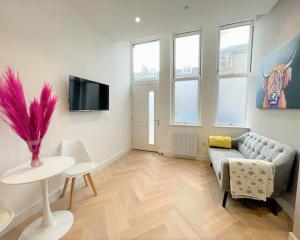 爱丁堡Luxury Reno'd 1 Bed Nr Bruntsfield & The Meadows的客厅配有沙发和桌子