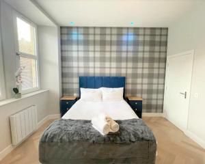 爱丁堡Luxury Reno'd 1 Bed Nr Bruntsfield & The Meadows的一间卧室配有一张床,上面有两条毛巾