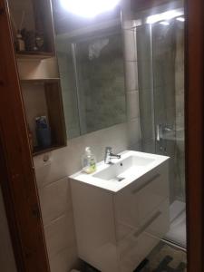 桑帕克Gin&Tonic Apartment的浴室配有白色水槽和淋浴。