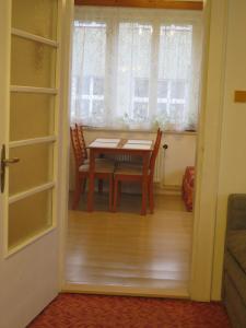 赫鲁巴斯卡拉Apartman Hruba Skala的一间带桌子和窗户的用餐室