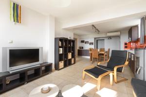 梅塔诺佛希斯#FLH - Vitamin Sea Beachfront Villa, Sithonia的客厅配有平面电视和椅子