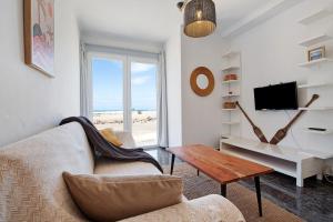 科蒂略El Cotillo Mar Sea View的客厅配有沙发和桌子