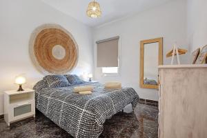 科蒂略El Cotillo Mar Sea View的一间卧室配有一张床和镜子