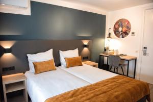 阿珀尔多伦帕里斯咖啡酒店的一间卧室配有一张大床和一张书桌