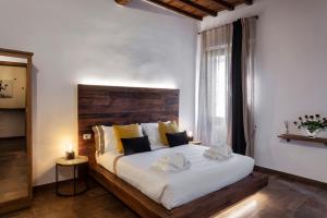 佛罗伦萨Oro Nero Florence的一间卧室配有一张大床和木制床头板