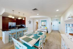 弗吉尼亚海滩The Sanctuary - Neptune's Turtle B207的厨房以及带婴儿桌的用餐室。