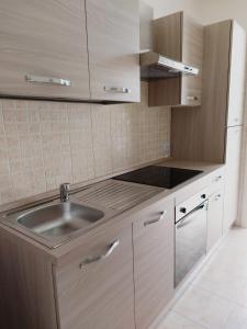 托里德欧索Vere Vacanze的厨房配有不锈钢盥洗盆和橱柜