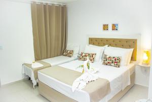 马拉戈日Pousada Polymar的酒店客房,设有两张床和一张沙发