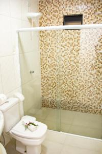 马拉戈日Pousada Polymar的一间带卫生间和淋浴的浴室