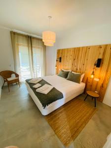 阿尔沃尔Villa Sal - Alvor的一间卧室设有一张带木墙的大床