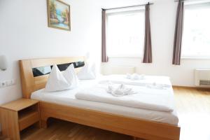 维也纳Hotel Kaffeemühle的一间卧室配有一张带两条白色毛巾的床