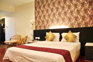 斗湖王子酒店的卧室配有一张大白色床和红色毯子
