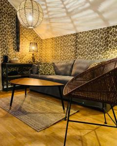 格兰纳Örserumsbrunn Gestgifveri的客厅配有沙发和桌子