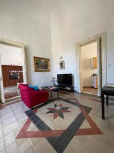 卡塔尼亚Casa Proserpina的客厅配有红色沙发和地毯。
