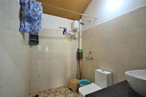 卡纳科纳Colomb Bay Homes的一间带水槽和卫生间的小浴室