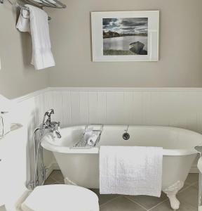 Auberge Glengarry Inn, The Mystic的带白色浴缸的浴室和卫生间