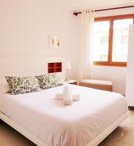 马略卡岛帕尔马Rambla - Palma center的窗户客房内的一张白色床