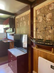 普里茅斯Rare 1954 Renovated Vintage Lorry - Costal Location的一个带柜台和墙壁的厨房