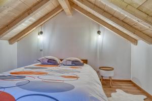 圣热尔韦莱班Mazot savoyard situé à 25 kms de CHAMONIX的阁楼上的卧室配有一张大床