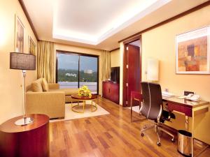 科钦科钦假日酒店的酒店客房设有书桌和客厅。